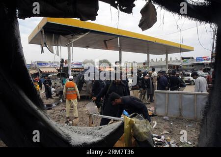 (140314) -- PESHAWAR, 14 marzo 2014 (Xinhua) -- i poliziotti ispezionano il sito dell'esplosione nel nord-ovest del Pakistan a Peshawar il 14 marzo 2014. Almeno nove persone sono rimaste uccise e altre 35 ferite quando un attentatore suicida ha colpito un veicolo della polizia vicino alla città nordoccidentale del Pakistan di Peshawar venerdì. (Xinhua/Ahmad Sidique)(bxq) PAKISTAN-PESHAWAR-BLAST-DEATHIONS PUBLICATIONxNOTxINxCHN Peshawar 14 marzo 2014 i poliziotti di XINHUA ispezionano IL sito di esplosione nel Peshawar del Pakistan nordoccidentale IL 14 marzo 2014 almeno nove celebrità sono state UCCISE e altre 35 ferite quando un bombardiere suicida ha colpito un veicolo della polizia vicino al Pakistan Foto Stock