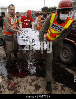 (140314) -- PESHAWAR, 14 marzo 2014 (Xinhua) -- i soccorritori rimuovono un corpo dal sito di esplosione nel Peshawar del Pakistan nordoccidentale il 14 marzo 2014. Almeno nove persone sono rimaste uccise e altre 35 ferite quando un attentatore suicida ha colpito un veicolo della polizia vicino alla città nordoccidentale del Pakistan di Peshawar venerdì. (Xinhua/Ahmad Sidique)(bxq) PAKISTAN-PESHAWAR-BLAST-DEVIES PUBLICATIONxNOTxINxCHN Peshawar 14 marzo 2014 XINHUA Rescue HA RIMOSSO un corpo dal sito di esplosione nel Peshawar del Pakistan nord-occidentale IL 14 marzo 2014 almeno nove celebrità sono state UCCISE e altre 35 ferite quando un bombardiere suicida ha colpito una Veh di polizia Foto Stock