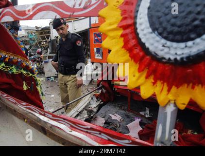 (140314) -- PESHAWAR, 14 marzo 2014 (Xinhua) -- Un poliziotto ispeziona il sito dell'esplosione nel nord-ovest del Pakistan a Peshawar il 14 marzo 2014. Almeno nove persone sono rimaste uccise e altre 35 ferite quando un attentatore suicida ha colpito un veicolo della polizia vicino alla città nordoccidentale del Pakistan di Peshawar venerdì. (Xinhua/Ahmad Sidique)(bxq) PAKISTAN-PESHAWAR-BLAST-DEATHIONS PUBLICATIONxNOTxINxCHN Peshawar 14 marzo 2014 XINHUA un poliziotto ispeziona il sito di esplosione nel Peshawar del Pakistan nordoccidentale IL 14 marzo 2014 almeno nove celebrità sono state UCCISE e altre 35 ferite quando un bombardiere suicida ha colpito un veicolo della polizia vicino a Pak Foto Stock