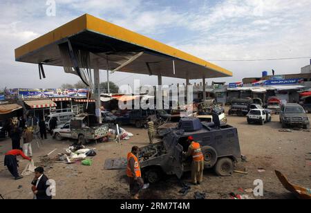 (140314) -- PESHAWAR, 14 marzo 2014 (Xinhua) -- i soccorritori esaminano il sito di esplosione nel Peshawar del Pakistan nordoccidentale il 14 marzo 2014. Almeno nove persone sono rimaste uccise e altre 35 ferite quando un attentatore suicida ha colpito un veicolo della polizia vicino alla città nordoccidentale del Pakistan di Peshawar venerdì. (Xinhua/Ahmad Sidique)(bxq) PAKISTAN-PESHAWAR-BLAST-DEATHIONS PUBLICATIONxNOTxINxCHN Peshawar 14 marzo 2014 XINHUA Rescue esamina il sito di esplosione nel Peshawar del Pakistan nord-occidentale IL 14 marzo 2014 almeno nove celebrità sono state UCCISE e altre 35 ferite quando un bombardiere suicida ha colpito un veicolo della polizia vicino al Pakistan S N Foto Stock