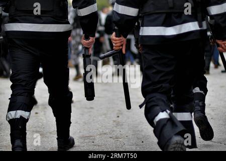 La polizia antisommossa giordana prende posizione durante una protesta contro il loro governo nei pressi dell'ambasciata israeliana, ad Amman, in Giordania, il 14 marzo 2014. Migliaia di giordani protestano per espellere l'ambasciatore israeliano da Amman e annullare il trattato di pace Giordano-israeliano, secondo i media. Un giudice giordano è stato ucciso dalle truppe israeliane il 10 marzo al valico di frontiera per la Cisgiordania. (Xinhua/Mohammad Abu Ghosh) (sss) GIORDANIA-AMMAN-PROTESTA PUBLICATIONxNOTxINxCHN la polizia antisommossa prende posizione durante una protesta contro il loro governo nei pressi dell'ambasciata israeliana ad Amman in Giordania 14 marzo 2014 mila Foto Stock