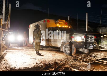 (140314) -- Gerusalemme, 14 marzo 2014 (Xinhua) -- Esercito Israeliano (IDF) soldati patrol accanto al confine israelo-palestinese in Har Lucia, il 14 marzo 2014. Forze di Difesa Israeliane (IDF) sparò gusci nel sud del Libano dopo un dispositivo esplosivo è stata fatta esplodere in prossimità di un veicolo militare di pattugliamento lungo il confine del venerdì, un IDF portavoce ha detto. Relazioni ha detto che i militari israeliani sparato almeno quindici di artiglieria pesante gusci e cinque gusci di svasatura da una posizione vicino alla città settentrionale di Metulah. Il pregiudizio non è stato riportato. In precedenza il venerdì, un dispositivo esplosivo è stata fatta esplodere vicino a un Israele Foto Stock