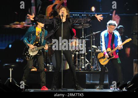 (140315) -- SINGAPORE, 15 marzo 2014 (Xinhua) -- il cantante del gruppo rock britannico The Rolling Stones Mick Jagger (front) si esibisce con la sua band al Marina Bay Sands Expo and Convention Centre di Singapore, 15 marzo 2014. I Rolling Stones hanno tenuto un unico concerto a Singapore sabato. (Xinhua/Then Chih Wey)(zjl) SINGAPORE-THE ROLLING STONES-CONCERT PUBLICATIONxNOTxINxCHN Singapore 15 marzo 2014 XINHUA il cantante principale del British Rock Tie The Rolling Stones Mick Jagger Front si esibisce con il suo Tie AL Marina Bay Sands EXPO e Convention Centre di Singapore 15 marzo 2014 The Rolling Stones He Foto Stock