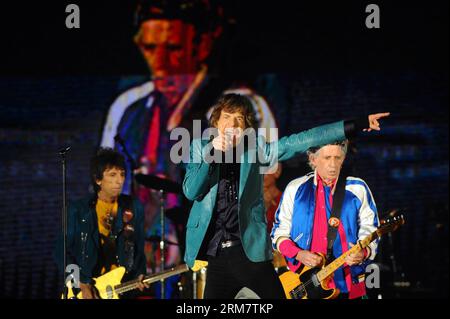 (140315) -- SINGAPORE, 15 marzo 2014 (Xinhua) -- il cantante del gruppo rock britannico The Rolling Stones Mick Jagger (front) si esibisce con la sua band al Marina Bay Sands Expo and Convention Centre di Singapore, 15 marzo 2014. I Rolling Stones hanno tenuto un unico concerto a Singapore sabato. (Xinhua/Then Chih Wey)(zjl) SINGAPORE-THE ROLLING STONES-CONCERT PUBLICATIONxNOTxINxCHN Singapore 15 marzo 2014 XINHUA il cantante principale del British Rock Tie The Rolling Stones Mick Jagger Front si esibisce con il suo Tie AL Marina Bay Sands EXPO e Convention Centre di Singapore 15 marzo 2014 The Rolling Stones He Foto Stock
