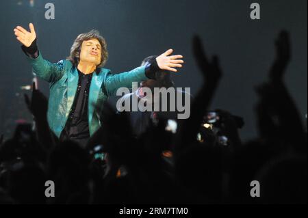 (140315) -- SINGAPORE, 15 marzo 2014 (Xinhua) -- il cantante del gruppo rock britannico The Rolling Stones Mick Jagger si esibisce con la sua band al Marina Bay Sands Expo and Convention Centre di Singapore, 15 marzo 2014. I Rolling Stones hanno tenuto un unico concerto a Singapore sabato. (Xinhua/Then Chih Wey)(zjl) SINGAPORE-THE ROLLING STONES-CONCERT PUBLICATIONxNOTxINxCHN Singapore 15 marzo 2014 XINHUA il cantante principale del British Rock Tie The Rolling Stones Mick Jagger si esibisce con il suo Tie AL Marina Bay Sands EXPO e Convention Centre Di Singapore 15 marzo 2014 The Rolling Stones Hero a Sole Conc Foto Stock