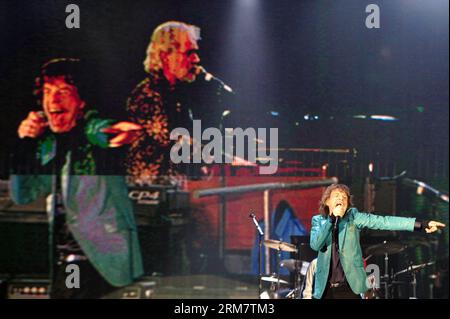 (140315) -- SINGAPORE, 15 marzo 2014 (Xinhua) -- il cantante del gruppo rock britannico The Rolling Stones Mick Jagger si esibisce con la sua band al Marina Bay Sands Expo and Convention Centre di Singapore, 15 marzo 2014. I Rolling Stones hanno tenuto un unico concerto a Singapore sabato. (Xinhua/Then Chih Wey)(zjl) SINGAPORE-THE ROLLING STONES-CONCERT PUBLICATIONxNOTxINxCHN Singapore 15 marzo 2014 XINHUA il cantante principale del British Rock Tie The Rolling Stones Mick Jagger si esibisce con il suo Tie AL Marina Bay Sands EXPO e Convention Centre Di Singapore 15 marzo 2014 The Rolling Stones Hero a Sole Conc Foto Stock