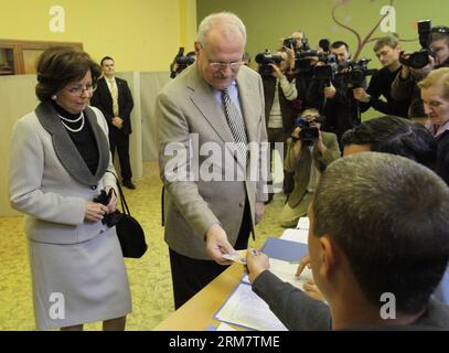 Il presidente slovacco in carica Ivan Gasparovic (C) e sua moglie Silvia Gasparovicova (L) si preparano a votare per le elezioni presidenziali del 2014 in un collegio elettorale a Bratislava, in Slovacchia, il 15 marzo 2014. (Xinhua/Jozef Mytny) SLOVACCHIA-BRATISLAVA-ELEZIONI PRESIDENZIALI PUBLICATIONxNOTxINxCHN il presidente in carica slovacco Ivan Gasparovic C e sua moglie Silvia l si preparano a VOTARE per le ELEZIONI presidenziali del 2014 IN una stazione di polling a Bratislava in Slovacchia 15 marzo 2014 XINHUA Jozef Mytny Slovacchia ELEZIONI presidenziali di Bratislava PUBLICATIONXNOTXINXCHN Foto Stock