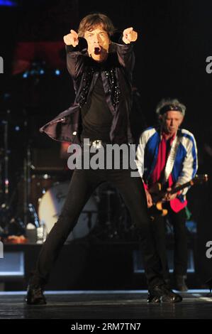 (140315) -- SINGAPORE, 15 marzo 2014 (Xinhua) -- il cantante del gruppo rock britannico The Rolling Stones Mick Jagger si esibisce con la sua band al Marina Bay Sands Expo and Convention Centre di Singapore, 15 marzo 2014. I Rolling Stones hanno tenuto un unico concerto a Singapore sabato. (Xinhua/Then Chih Wey)(zjl) SINGAPORE-THE ROLLING STONES-CONCERT PUBLICATIONxNOTxINxCHN Singapore 15 marzo 2014 XINHUA il cantante principale del British Rock Tie The Rolling Stones Mick Jagger si esibisce con il suo Tie AL Marina Bay Sands EXPO e Convention Centre Di Singapore 15 marzo 2014 The Rolling Stones Hero a Sole Conc Foto Stock