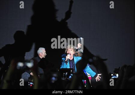 (140315) -- SINGAPORE, 15 marzo 2014 (Xinhua) -- il cantante del gruppo rock britannico The Rolling Stones Mick Jagger si esibisce con la sua band al Marina Bay Sands Expo and Convention Centre di Singapore, 15 marzo 2014. I Rolling Stones hanno tenuto un unico concerto a Singapore sabato. (Xinhua/Then Chih Wey)(zjl) SINGAPORE-THE ROLLING STONES-CONCERT PUBLICATIONxNOTxINxCHN Singapore 15 marzo 2014 XINHUA il cantante principale del British Rock Tie The Rolling Stones Mick Jagger si esibisce con il suo Tie AL Marina Bay Sands EXPO e Convention Centre Di Singapore 15 marzo 2014 The Rolling Stones Hero a Sole Conc Foto Stock