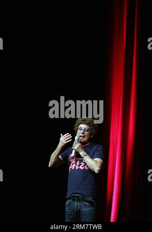 (140316) --MONCHENGLADBACH, 16 marzo 2014 (Xinhua) -- Atze Schroeder si esibisce a Monchengladbach, Germania, 15 marzo 2014. Atze Schroeder è un famoso personaggio comico tedesco. (Xinhua/Luo Huanhuan) - PUBLICATIONxNOTxINxCHN 16 marzo 2014 XINHUA Atze Schroeder si esibisce in Germania 15 marzo 2014 Atze Schroeder È un famoso personaggio comico tedesco XINHUA Luo Huanhuan PUBLICATIONxNOTxINxCHN Foto Stock