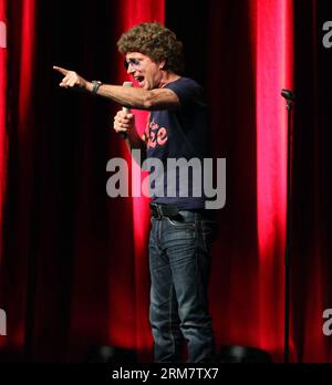 (140316) --MONCHENGLADBACH, 16 marzo 2014 (Xinhua) -- Atze Schroeder si esibisce a Monchengladbach, Germania, 15 marzo 2014. Atze Schroeder è un famoso personaggio comico tedesco. (Xinhua/Luo Huanhuan) - PUBLICATIONxNOTxINxCHN 16 marzo 2014 XINHUA Atze Schroeder si esibisce in Germania 15 marzo 2014 Atze Schroeder È un famoso personaggio comico tedesco XINHUA Luo Huanhuan PUBLICATIONxNOTxINxCHN Foto Stock