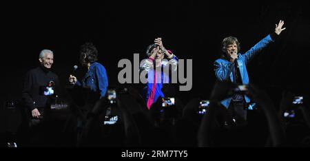 140315 -- SINGAPORE, 15 marzo 2014 Xinhua -- il cantante del gruppo rock britannico The Rolling Stones Mick Jagger 1st R si esibisce con la sua band al Marina Bay Sands Expo and Convention Centre di Singapore, 15 marzo 2014. I Rolling Stones hanno tenuto un unico concerto a Singapore sabato. Xinhua/poi Chih Weyzjl SINGAPORE-THE ROLLING STONE-CONCERT PUBLICATIONxNOTxINxCHN Foto Stock