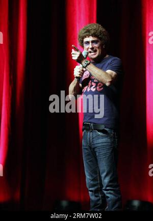 (140316) --MONCHENGLADBACH, 16 marzo 2014 (Xinhua) -- Atze Schroeder si esibisce a Monchengladbach, Germania, 15 marzo 2014. Atze Schroeder è un famoso personaggio comico tedesco. (Xinhua/Luo Huanhuan) - PUBLICATIONxNOTxINxCHN 16 marzo 2014 XINHUA Atze Schroeder si esibisce in Germania 15 marzo 2014 Atze Schroeder È un famoso personaggio comico tedesco XINHUA Luo Huanhuan PUBLICATIONxNOTxINxCHN Foto Stock