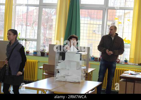 (140316) -- BELGRADO, 16 marzo 2014 (Xinhua) -- Una donna lancia il suo voto in un collegio elettorale a Belgrado, capitale della Serbia, 16 marzo 2014. I seggi elettorali in tutta la Serbia sono stati aperti domenica mattina per più di 6,7 milioni di elettori idonei ad eleggere un nuovo parlamento da 250 seggi. (Xinhua/Namanja Cabric) (zjl) SERBIA-BELGRADO-PARLAMENTO ELEZIONI PUBLICATIONxNOTxINxCHN Belgrado 16 marzo 2014 XINHUA una donna pronuncia il suo voto IN un polling Station a Belgrado capitale della Serbia 16 marzo 2014 i polling in tutta la Serbia sono stati aperti domenica mattina per più di 6 7 milioni di elettori idonei per eleggere un nuovo Foto Stock
