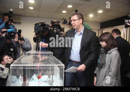 (140316) -- BELGRADO, 16 marzo 2014 (Xinhua) -- il vice primo ministro serbo Aleksandar Vucic pronuncia il suo voto con la figlia in un collegio elettorale a Belgrado, capitale della Serbia, 16 marzo 2014. I seggi elettorali in tutta la Serbia sono stati aperti domenica mattina per più di 6,7 milioni di elettori idonei ad eleggere un nuovo parlamento da 250 seggi. (Xinhua/Namanja Cabric) (zjl) SERBIA-BELGRADO-ELEZIONI PARLAMENTARI PUBLICATIONxNOTxINxCHN Belgrado 16 marzo 2014 XINHUA il vice primo ministro serbo Aleksandar Vucic pronuncia il suo voto con sua figlia IN una stazione di polling a Belgrado capitale della Serbia 16 marzo 20 Foto Stock