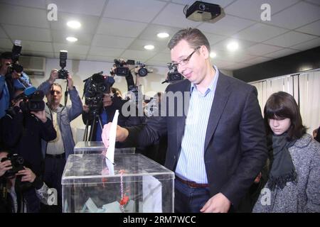 (140316) -- BELGRADO, 16 marzo 2014 (Xinhua) -- il vice primo ministro serbo Aleksandar Vucic pronuncia il suo voto con la figlia in un collegio elettorale a Belgrado, capitale della Serbia, 16 marzo 2014. I seggi elettorali in tutta la Serbia sono stati aperti domenica mattina per più di 6,7 milioni di elettori idonei ad eleggere un nuovo parlamento da 250 seggi. (Xinhua/Namanja Cabric) (zjl) SERBIA-BELGRADO-ELEZIONI PARLAMENTARI PUBLICATIONxNOTxINxCHN Belgrado 16 marzo 2014 XINHUA il vice primo ministro serbo Aleksandar Vucic pronuncia il suo voto con sua figlia IN una stazione di polling a Belgrado capitale della Serbia 16 marzo 20 Foto Stock