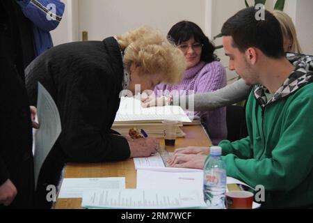 (140316) -- BELGRADO, 16 marzo 2014 (Xinhua) -- Una donna si registra in un seggio elettorale a Belgrado, capitale della Serbia, 16 marzo 2014. I seggi elettorali in tutta la Serbia sono stati aperti domenica mattina per più di 6,7 milioni di elettori idonei ad eleggere un nuovo parlamento da 250 seggi. (Xinhua/Wang Hui) (zjl) SERBIA-BELGRADO-PARLAMENTO ELEZIONI PUBLICATIONxNOTxINxCHN Belgrado 16 marzo 2014 XINHUA un registro delle donne PRESSO una stazione di polling a Belgrado capitale della Serbia 16 marzo 2014 i polling in tutta la Serbia hanno aperto domenica mattina per più di 6 7 milioni di elettori ammissibili per eleggere un nuovo Parlamento con 250 posti Foto Stock