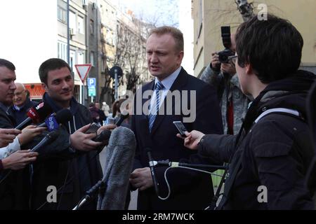 (140316) -- BELGRADO, 16 marzo 2014 (Xinhua) -- leader dei Democratici dell'opposizione Dragan Djilas (2nd R) risponde alle domande dei media dopo aver votato in un seggio elettorale a Belgrado, capitale della Serbia, 16 marzo 2014. I seggi elettorali in tutta la Serbia sono stati aperti domenica mattina per più di 6,7 milioni di elettori idonei ad eleggere un nuovo parlamento da 250 seggi. (Xinhua/Namanja Cabric) (zjl) SERBIA-BELGRADO-ELEZIONI PARLAMENTARI PUBLICATIONxNOTxINxCHN Belgrado 16 marzo 2014 XINHUA leader dei Democratici dell'opposizione Dragan Djilas 2a r risponde alle domande dei media dopo aver votato a un polling Station in Foto Stock