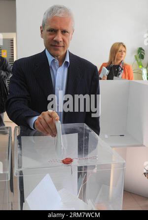 (140316) -- BELGRADO, 16 marzo 2014 (Xinhua) -- l'ex presidente serbo e leader del nuovo Partito Democratico Boris Tadic pronuncia il suo voto in un collegio elettorale a Belgrado, capitale della Serbia, 16 marzo 2014. I seggi elettorali in tutta la Serbia sono stati aperti domenica mattina per più di 6,7 milioni di elettori idonei ad eleggere un nuovo parlamento da 250 seggi. (Xinhua/Namanja Cabric) (zjl) SERBIA-BELGRADO-ELEZIONI PARLAMENTARI PUBLICATIONxNOTxINxCHN Belgrado 16 marzo 2014 XINHUA ex presidente serbo e leader del nuovo Partito Democratico Boris Tadic pronuncia il suo voto IN una stazione di polling a Belgrado Foto Stock