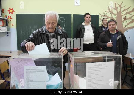 (140316) -- BELGRADO, 16 marzo 2014 (Xinhua) -- Un uomo lancia il suo voto in un collegio elettorale a Belgrado, capitale della Serbia, 16 marzo 2014. I seggi elettorali in tutta la Serbia sono stati aperti domenica mattina per più di 6,7 milioni di elettori idonei ad eleggere un nuovo parlamento da 250 seggi. (Xinhua/Wang Hui) (zjl) SERBIA-BELGRADO-PARLAMENTO ELEZIONI PUBLICATIONxNOTxINxCHN Belgrado 16 marzo 2014 XINHUA un uomo pronuncia il suo voto IN un polling Station a Belgrado capitale della Serbia 16 marzo 2014 i polling in tutta la Serbia sono stati aperti domenica mattina per più di 6 7 milioni di elettori idonei per eleggere un nuovo posto 250 Foto Stock