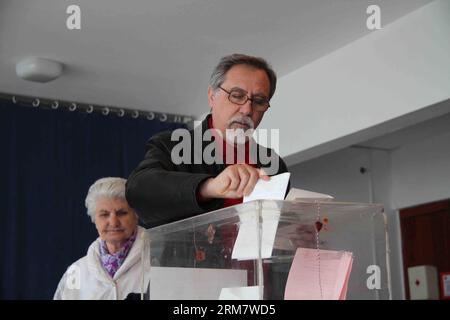 (140316) -- BELGRADO, 16 marzo 2014 (Xinhua) -- Un uomo lancia il suo voto in un collegio elettorale a Belgrado, capitale della Serbia, 16 marzo 2014. I seggi elettorali in tutta la Serbia sono stati aperti domenica mattina per più di 6,7 milioni di elettori idonei ad eleggere un nuovo parlamento da 250 seggi. (Xinhua/Wang Hui) (zjl) SERBIA-BELGRADO-PARLAMENTO ELEZIONI PUBLICATIONxNOTxINxCHN Belgrado 16 marzo 2014 XINHUA un uomo pronuncia il suo voto IN un polling Station a Belgrado capitale della Serbia 16 marzo 2014 i polling in tutta la Serbia sono stati aperti domenica mattina per più di 6 7 milioni di elettori idonei per eleggere un nuovo posto 250 Foto Stock
