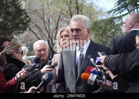 (140316) -- BELGRADO, 16 marzo 2014 (Xinhua) -- il presidente serbo Tomislav Nikolic (fronte) risponde alle domande dei media dopo aver votato in un collegio elettorale a Belgrado, capitale della Serbia, 16 marzo 2014. I seggi elettorali in tutta la Serbia sono stati aperti domenica mattina per più di 6,7 milioni di elettori idonei ad eleggere un nuovo parlamento da 250 seggi. (Xinhua/Namanja Cabric) (zjl) SERBIA-BELGRADO-PARLAMENTO ELEZIONI PUBLICATIONxNOTxINxCHN Belgrado 16 marzo 2014 XINHUA il presidente serbo Tomislav Nikolic Front risponde alle domande dei media dopo aver votato IN un polling Station a Belgrado capitale della Serbia Foto Stock
