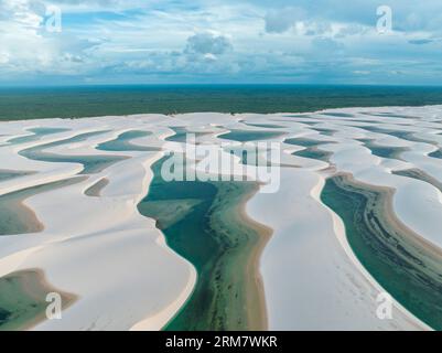Vista aerea di Lencois Maranhenses. Dune di sabbia bianca con piscine di acqua fresca e trasparente. Deserto. Barreirinhas. Stato di Maranhao. Brasile Foto Stock