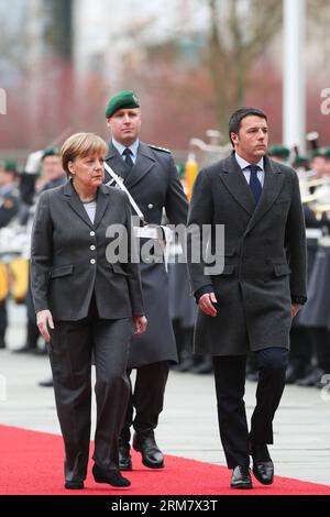 BERLINO, 17 marzo 2014 - la cancelliera tedesca Angela Merkel (1st L) e il primo ministro italiano Matteo Renzi (3rd L) ispezionano le truppe d'onore durante una cerimonia di benvenuto alla Cancelleria di Berlino, in Germania, il 17 marzo 2014. Merkel ha accolto lunedì scorso il nuovo primo ministro italiano Matteo Renzi in visita a Berlino per le consultazioni del governo tedesco e italiano da quando Renzi è entrato in carica a febbraio. (Xinhua/Zhang fan) GERMANIA-ITALIA-POLITICA-VISITA PUBLICATIONxNOTxINxCHN Berlino 17 marzo 2014 la Cancelliera tedesca Angela Merkel 1st l e I primi Ministri italiani Matteo Renzi 3rd l Foto Stock