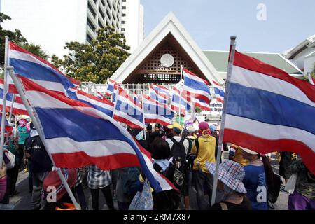 (140318) -- BANGKOK, 18 marzo 2014 (Xinhua) -- i manifestanti anti-governativi thailandesi partecipano a una manifestazione di fronte all'edificio delle Nazioni Unite a Bangkok, Thailandia, 18 marzo 2014. Il gabinetto di custodia tailandese martedì ha deciso di revocare il decreto di emergenza ora imposto a Bangkok e nelle province adiacenti, con effetto mercoledì. (Xinhua/Rachen Sageamsak) (djj) THAILANDIA-BANGKOK-RALLY PUBLICATIONxNOTxINxCHN Bangkok 18 marzo 2014 i manifestanti anti anti-governativi tailandesi XINHUA partecipano a un raduno di fronte al Palazzo delle Nazioni Unite a Bangkok paese thailandese 18 marzo 2014 il governo thailandese addetto alle cure ON Foto Stock