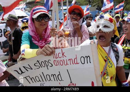 (140318) -- BANGKOK, 18 marzo 2014 (Xinhua) -- i manifestanti anti-governativi thailandesi partecipano a una manifestazione di fronte all'edificio delle Nazioni Unite a Bangkok, Thailandia, 18 marzo 2014. Il gabinetto di custodia tailandese martedì ha deciso di revocare il decreto di emergenza ora imposto a Bangkok e nelle province adiacenti, con effetto mercoledì. (Xinhua/Rachen Sageamsak) (djj) THAILANDIA-BANGKOK-RALLY PUBLICATIONxNOTxINxCHN Bangkok 18 marzo 2014 i manifestanti anti anti-governativi tailandesi XINHUA partecipano a un raduno di fronte al Palazzo delle Nazioni Unite a Bangkok paese thailandese 18 marzo 2014 il governo thailandese addetto alle cure ON Foto Stock