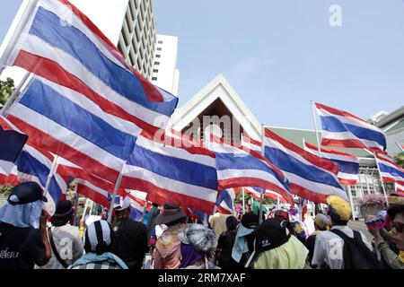 (140318) -- BANGKOK, 18 marzo 2014 (Xinhua) -- i manifestanti anti-governativi thailandesi partecipano a una manifestazione di fronte all'edificio delle Nazioni Unite a Bangkok, Thailandia, 18 marzo 2014. Il gabinetto di custodia tailandese martedì ha deciso di revocare il decreto di emergenza ora imposto a Bangkok e nelle province adiacenti, con effetto mercoledì. (Xinhua/Rachen Sageamsak) (djj) THAILANDIA-BANGKOK-RALLY PUBLICATIONxNOTxINxCHN Bangkok 18 marzo 2014 i manifestanti anti anti-governativi tailandesi XINHUA partecipano a un raduno di fronte al Palazzo delle Nazioni Unite a Bangkok paese thailandese 18 marzo 2014 il governo thailandese addetto alle cure ON Foto Stock