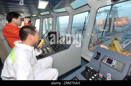 (140318) -- A BORDO della NANHAIJIU 101, 18 marzo 2014 (Xinhua) -- il capitano della nave di salvataggio cinese Nanhaijiu 101 Yu Zhige e il vice comandante Zhang Jianxin dirigono la nave per avvicinarsi alla nave di rifornimento Qiandaohu, mentre entrambi si dirigono verso Singapore per unirsi alla ricerca del volo MH370 della Malaysia Airlines mancante, 18 marzo 2014. Alle 8:00 di martedì, il Ministero dei trasporti cinese ha ordinato a tutte le navi cinesi nel Golfo della Thailandia di partire per le ricerche nelle acque a sud-est della Baia del Bengala e vicino allo stretto della Sunda. (Xinhua/Zhao Yingquan) NANHAIJIU 101-CINA-NAVI DI SALVATAGGIO Foto Stock