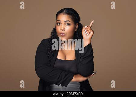 Sorpresa brasiliana con un'idea creativa e un momento AHA su sfondo marrone Foto Stock