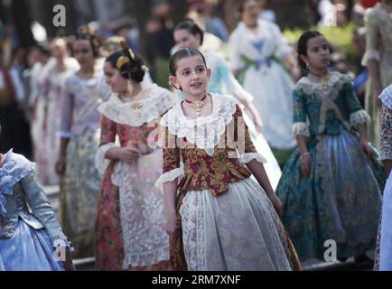 Le ragazze in costume tradizionale vengono viste durante la sfilata del Festival Fallas per offrire bouquet alla gigantesca scultura della Vergine a Valencia, in Spagna, a marzo. 18, 2014. La Fallas è una celebrazione tradizionale che si tiene in commemorazione di San Giuseppe nella città di Valencia, in Spagna. (Xinhua/Xie Haining)(Aceria) SPAGNA-VALENCIA-THE FALLAS FESTIVAL PUBLICATIONxNOTxINxCHN ragazze in costume tradizionale sono laghi durante la Fallas Festival Parade per OFFRIRE Bouquets alla Gigante Scultura della Vergine a Valencia Spagna 18 marzo 2014 la Fallas È un eroe tradizionale della celebrazione in commemorazione di San Giuseppe Foto Stock