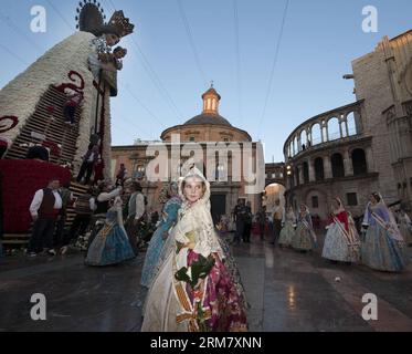 Le ragazze in costume tradizionale vengono viste durante la sfilata del Festival Fallas per offrire bouquet alla gigantesca scultura della Vergine a Valencia, in Spagna, a marzo. 18, 2014. La Fallas è una celebrazione tradizionale che si tiene in commemorazione di San Giuseppe nella città di Valencia, in Spagna. (Xinhua/Xie Haining)(Aceria) SPAGNA-VALENCIA-THE FALLAS FESTIVAL PUBLICATIONxNOTxINxCHN ragazze in costume tradizionale sono laghi durante la Fallas Festival Parade per OFFRIRE Bouquets alla Gigante Scultura della Vergine a Valencia Spagna 18 marzo 2014 la Fallas È un eroe tradizionale della celebrazione in commemorazione di San Giuseppe Foto Stock