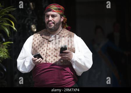 Un uomo in costume tradizionale è visto durante la sfilata del Festival Fallas per offrire bouquet alla gigantesca scultura della Vergine a Valencia, Spagna, a marzo. 18, 2014. La Fallas è una celebrazione tradizionale che si tiene in commemorazione di San Giuseppe nella città di Valencia, in Spagna. (Xinhua/Xie Haining)(Aceria) SPAGNA-VALENCIA-THE FALLAS FESTIVAL PUBLICATIONxNOTxINxCHN un uomo in costume tradizionale È Laghi durante la Fallas Festival Parade per OFFRIRE Bouquets alla Gigante Scultura della Vergine a Valencia Spagna 18 marzo 2014 la Fallas È un eroe tradizionale della celebrazione in commemorazione di San Giuseppe i. Foto Stock