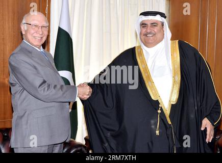 (140319) -- ISLAMABAD, 19 marzo 2014 (Xinhua) -- la foto rilasciata dal Dipartimento di informazione della stampa (PID) il 19 marzo 2014 mostra il consigliere pakistano del primo ministro per la sicurezza nazionale e gli affari esteri Sartaj Aziz (L) stringere la mano al ministro degli Esteri del Bahrein Shaikh Khalid bin Ahmed al Khalifa, a Islamabad, capitale del Pakistan. Il Pakistan e il Bahrein hanno firmato martedì sei accordi per rafforzare la cooperazione in vari campi durante la visita del re del Bahrein, Shaikh Hamad bin Isa al Khalifa, i funzionari hanno detto. (XINHUA/PID) PAKISTAN-ISLAMABAD-BAHREIN-MEETING PUBLICATIONXNOTXINXCHN I Foto Stock