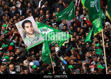 (140319) -- BETLEMME, 19 marzo 2014 (Xinhua) -- i soldati palestinesi portano la bara del palestinese Mohammed Hanbali, ucciso durante gli scontri con i soldati israeliani nel 2003, durante il suo funerale dopo che i suoi resti sono stati restituiti dagli israeliani nella città di Betlemme in Cisgiordania il 19 marzo 2014. Israele ha iniziato a trasferire 36 corpi in Cisgiordania a seguito di una sentenza della Corte Suprema. (Xinhua/Nidal Eshtayeh) MIDEAST-BETLEMME-FUNERALE PUBLICATIONxNOTxINxCHN Betlemme 19 marzo 2014 i soldati PALESTINESI XINHUA portano il Coffin di Mohammed PALESTINESE che HA UCCISO durante gli scontri con Isra Foto Stock