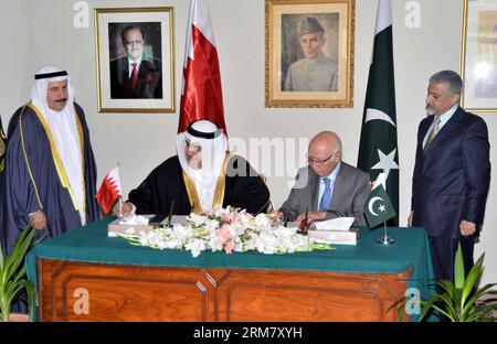 (140319) -- ISLAMABAD, 19 marzo 2014 (Xinhua) -- foto rilasciata dal Dipartimento di informazione della stampa (PID) il 19 marzo 2014, mostra il consigliere pakistano al primo ministro della sicurezza nazionale e degli affari esteri Sartaj Aziz (2° R) e al ministro degli Esteri del Bahrain Shaikh Khalid Bin Ahmed al Khalifa (2° L) firma di un memorandum d'intesa a Islamabad, capitale del Pakistan. Il Pakistan e il Bahrein hanno firmato martedì sei accordi per rafforzare la cooperazione in vari campi durante la visita del re del Bahrein, Shaikh Hamad bin Isa al Khalifa, i funzionari hanno detto. (XINHUA/PID) PAKISTAN-ISLAMABAD-BA Foto Stock