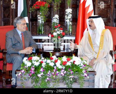 (140319) -- ISLAMABAD, 19 marzo 2014 (Xinhua) -- foto rilasciata dal Dipartimento di informazione della stampa (PID) il 19 marzo 2014, mostra il ministro delle Finanze pakistano Mohammad Ishaq Dar (L) incontra il re del Bahrain Shaikh Hamad bin Isa al Khalifa a Islamabad, capitale del Pakistan. Il re del Bahrein, Shaikh Hamad Bin Isa al Khalifa, è arrivato a Islamabad martedì in una visita di stato di tre giorni in Pakistan per colloqui incentrati sui legami economici, hanno detto i funzionari. (Xinhua/PID) PAKISTAN-ISLAMABAD-BAHREIN-MEETING PUBLICATIONxNOTxINxCHN Islamabad 19 marzo 2014 XINHUA Photo Released by Press Information Departm Foto Stock
