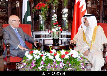 (140319) -- ISLAMABAD, 19 marzo 2014 (Xinhua) -- la foto rilasciata dal Dipartimento di informazione della stampa (PID) il 19 marzo 2014 mostra il consigliere pakistano del primo ministro per la sicurezza nazionale e gli affari esteri Sartaj Aziz (L) incontra il re del Bahrain Shaikh Hamad bin Isa al Khalifa a Islamabad, capitale del Pakistan. Il re del Bahrein, Shaikh Hamad Bin Isa al Khalifa, è arrivato a Islamabad martedì in una visita di stato di tre giorni in Pakistan per colloqui incentrati sui legami economici, hanno detto i funzionari. (Xinhua/PID) PAKISTAN-ISLAMABAD-BAHREIN-MEETING PUBLICATIONxNOTxINxCHN Islamabad 19 marzo 2014 XINHUA Foto Stock