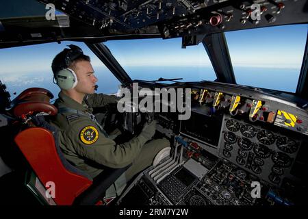 (140320) -- PECHINO, (Xinhua) -- la foto rilasciata dal Dipartimento della difesa australiano mostra il pilota della Royal Australian Air Force, il tenente di volo Russell Adams che guida il suo AP-3C Orion sull'Oceano Indiano meridionale durante la ricerca del volo MH370 della Malaysia Airlines mancante il 19 marzo 2013. L'Australian Maritime Safety Authority (AMSA) ha dichiarato il 20 marzo 2014 che sono stati individuati due oggetti probabilmente correlati al volo mancante della Malaysia Airlines, con quello grande lungo circa 24 metri. (Xinhua/Dipartimento della difesa australiano) AUSTRALIA-MALAYSIA-MISSING FLIGHT-MH370-OGGETTI CORRELATI PUBLI Foto Stock