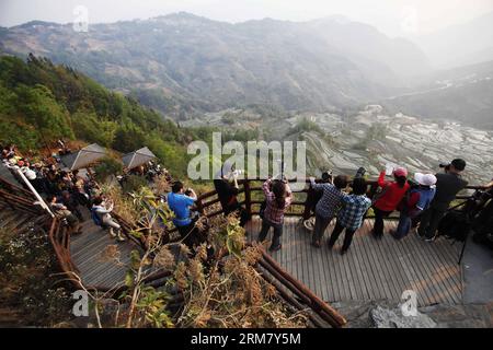 (140320) -- YUANYANG, (Xinhua) -- i fotografi scattano foto del paesaggio dei campi terrazzati nella contea di Yuanyang della prefettura autonoma di Honghe Hani-Yi, provincia dello Yunnan della Cina sud-occidentale, 19 marzo 2014. Il Comitato del Patrimonio Mondiale dell'Umanità dell'UNESCO ha iscritto il paesaggio culturale cinese delle risaie Honghe Hani nella prestigiosa Lista del Patrimonio Mondiale dell'Umanità il 22 giugno 2013. (Xinhua/Gao Jing) (whw/ry) CHINA-YUNNAN-YUANYANG-TERRACE SCENARIOS (CN) PUBLICATIONxNOTxINxCHN Yuan Yang XINHUA i fotografi scattano foto del paesaggio dei campi terrazzati nella contea di Yuan Yang di Honghe Hani e del prefetto autonomo di Yi Foto Stock