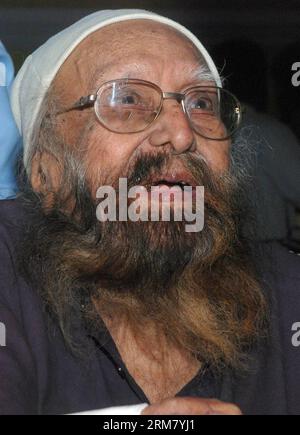 (140320) -- NEW DELHI, (Xinhua) -- la foto del file scattata il 16 agosto 2010 mostra lo scrittore e giornalista indiano Khushwant Singh. Uno degli scrittori e giornalisti più prolifici dell'India, Khushwant Singh, è morto nella sua casa nella capitale nazionale il 20 marzo 2014 all'età di 99 anni, ha detto la sua famiglia. (Xinhua/Partha Sarkar) INDIA-NEW DELHI-JOURNALIST-DEAD PUBLICATIONxNOTxINxCHN New Delhi XINHUA file foto scattata IL 16 agosto 2010 mostra lo scrittore e giornalista indiano Singh uno dei più prolifici scrittori e giornalisti indiani Singh è morto NELLA sua casa nella capitale nazionale IL 20 marzo 2014 A. Foto Stock