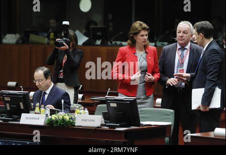 BRUXELLES, il presidente francese Francois Hollande (L) attende l'inizio del vertice dell'Unione europea (UE) presso la sede dell'UE a Bruxelles, capitale del Belgio, il 21 marzo 2014. L'Unione europea (UE) ha deciso di estendere le sanzioni contro la Russia aggiungendo altre 12 persone alla lista nera del divieto di viaggio e del congelamento dei beni, annullando il vertice UE-Russia del giugno di quest'anno, ha dichiarato il Presidente del Consiglio europeo Herman Van Rompuy venerdì. (Xinhua/Zhou lei) BELGIO-BRUXELLES-UE-SUMMIT-MEETING PUBLICATIONxNOTxINxCHN Bruxelles il presidente francese Francois Hollande l attende l'inizio dell'unità europea Foto Stock