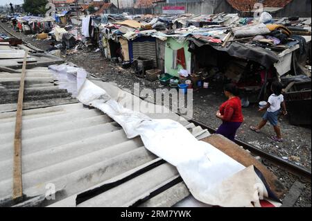 GIACARTA, i residenti camminano sul lato di una ferrovia a Giacarta, Indonesia, 21 marzo 2014. (Xinhua/Veri Sanovri) (srb) INDONESIA-GIACARTA-DAILY LIFE PUBLICATIONxNOTxINxCHN i residenti di Giacarta camminano SUL lato di una ferrovia a Giacarta Indonesia 21 marzo 2014 XINHUA veri SRB Indonesia Jakarta Daily Life PUBLICATIONxNOTxINxCHN Foto Stock