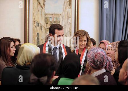 La foto pubblicata dall'Agenzia ufficiale di stampa araba siriana (sana) mostra il presidente siriano Bashar al-Assad (L) e sua moglie Asmaa al-Assad (R) che riceve insegnanti a Damasco il 20 marzo 2014. (Xinhua/sana)(bxq) SIRIA-DAMASCO-BASHAR AL-ASSAD PUBLICATIONxNOTxINxCHN foto rilasciata dall'agenzia ufficiale di stampa araba siriana sana mostra il presidente siriano Bashar al Assad l e sua moglie hanno presentato Asmaa al Assad r ricevendo insegnanti a Damasco IL 20 marzo 2014 XINHUA sana Syria Damascus Bashar al Assad PUICABLINTIXNCHN Foto Stock
