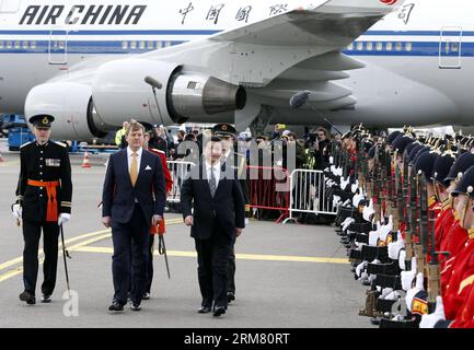 (140322) -- AMSTERDAM, 22 marzo 2014 (Xinhua) -- il presidente cinese Xi Jinping(R) esamina una guardia d'onore accompagnata dal re olandese Willem-Alexander (C) ad Amsterdam, Paesi Bassi, 22 marzo 2014. XI Jinping è arrivato qui sabato per una visita di stato nei Paesi Bassi e un vertice mondiale sul nucleare. (Xinhua/Ju Peng) (yxb) PAESI BASSI-AMSTERDAM-CINA-XI JINPING-VISIT(CN) PUBLICATIONxNOTxINxCHN Amsterdam 22 marzo 2014 XINHUA Presidente cinese Xi Jinping r Recensioni all'onore della Guardia accompagnata dal re olandese Willem Alexander C ad Amsterdam Paesi Bassi 22 marzo 2014 Xi Jinping è arrivato qui Saturd Foto Stock