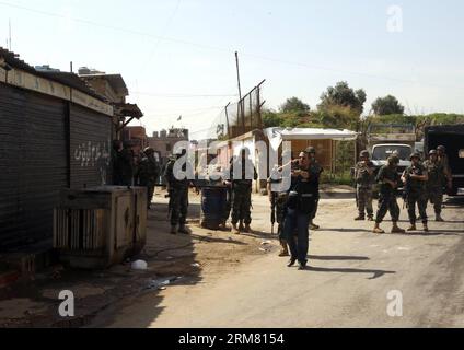 I soldati dell'esercito libanese pattugliano con le loro armi dopo scontri a Beirut, capitale del Libano, 23 marzo 2014. All'alba di domenica sono scoppiati scontri tra uomini armati filo-siriani e sostenitori dei ribelli siriani vicino al centro della città dello sport, con un numero indefinito di vittime riportate, ha detto l'Agenzia nazionale di stampa (NNA). (Xinhua/koka) LEBANON-BEIRUT-CLASH PUBLICATIONxNOTxINxCHN soldati libanesi pattuglia con le loro armi dopo scontri a Beirut capitale del Libano 23 marzo 2014 sono scoppiati scontri ALL'alba domenica tra pro siriani e dei ribelli siriani vicino al centro sportivo con indefiniti Foto Stock