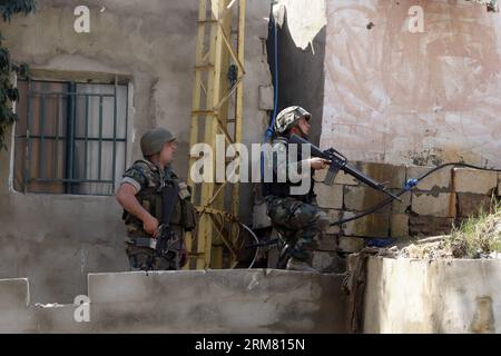 I soldati dell'esercito libanese pattugliano con le loro armi dopo scontri a Beirut, capitale del Libano, 23 marzo 2014. All'alba di domenica sono scoppiati scontri tra uomini armati filo-siriani e sostenitori dei ribelli siriani vicino al centro della città dello sport, con un numero indefinito di vittime riportate, ha detto l'Agenzia nazionale di stampa (NNA). (Xinhua/koka) LEBANON-BEIRUT-CLASH PUBLICATIONxNOTxINxCHN soldati libanesi pattuglia con le loro armi dopo scontri a Beirut capitale del Libano 23 marzo 2014 sono scoppiati scontri ALL'alba domenica tra pro siriani e dei ribelli siriani vicino al centro sportivo con indefiniti Foto Stock